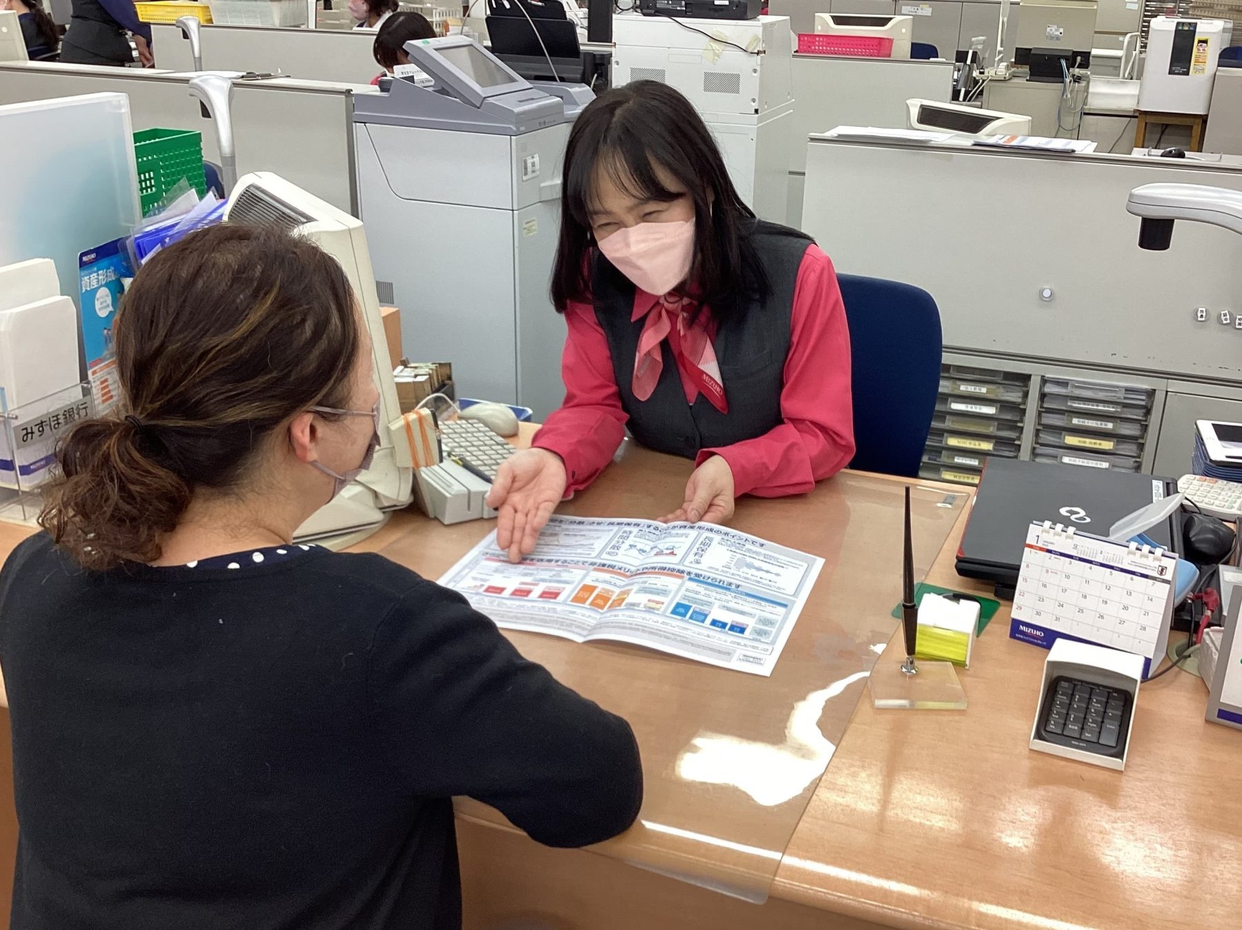 写真「お客様対応中の様子」
