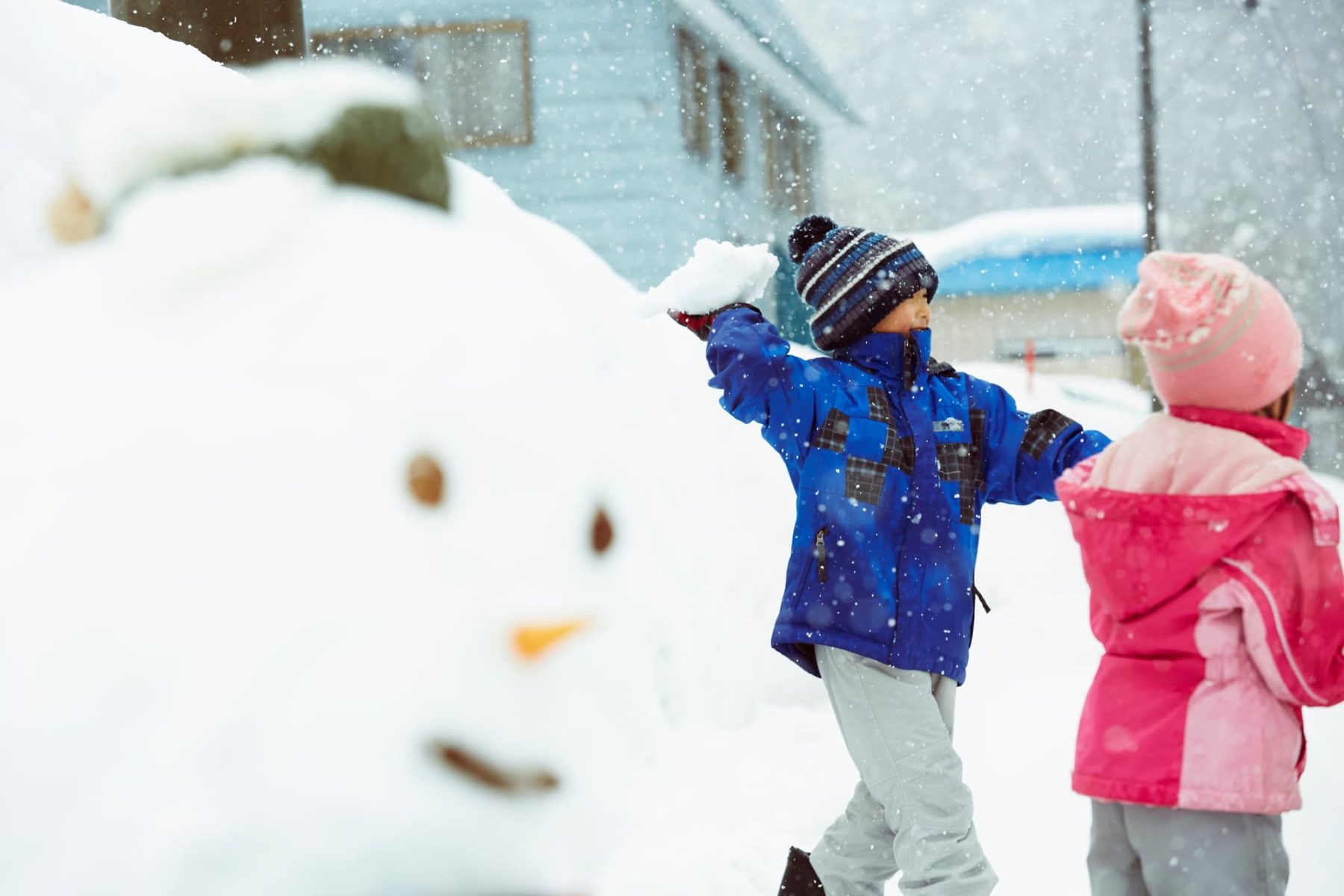 写真「雪で遊ぶ子ども」